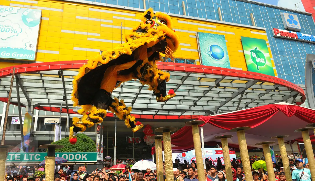 Peserta melakukan atraksi barongsai pada karnaval perayaan Cap Go Meh di Glodok, Jakarta, (21/2). Perayaan yang merupakan rangkaian terakhir masa perayaan Imlek itu diikuti 1477 peserta dengan menampilkan berbagai kesenian. (Liputan6.com/Faisal R Syam)
