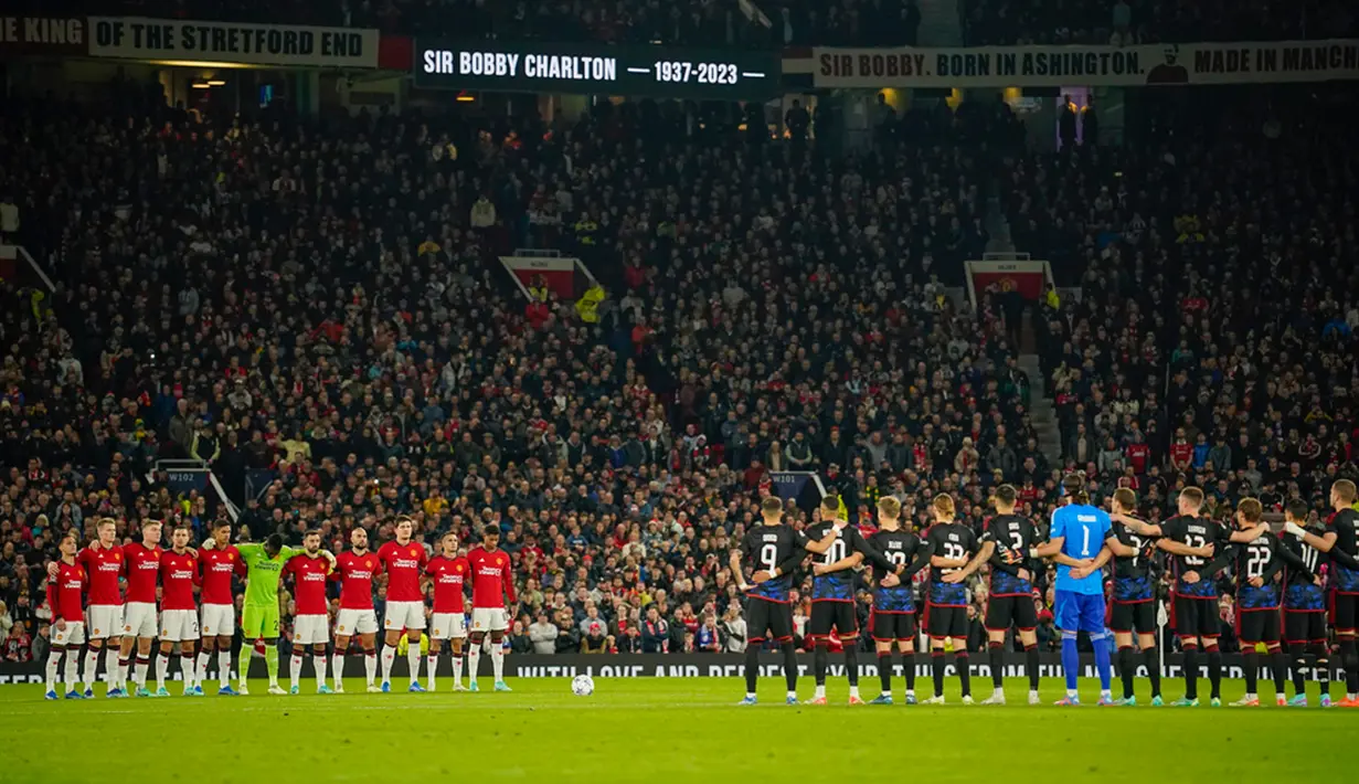 Legenda sepak bola Manchester United dan Inggris Bobby Charlton meninggal dunia pada usia 86 tahun. (AP Photo/Dave Thompson)