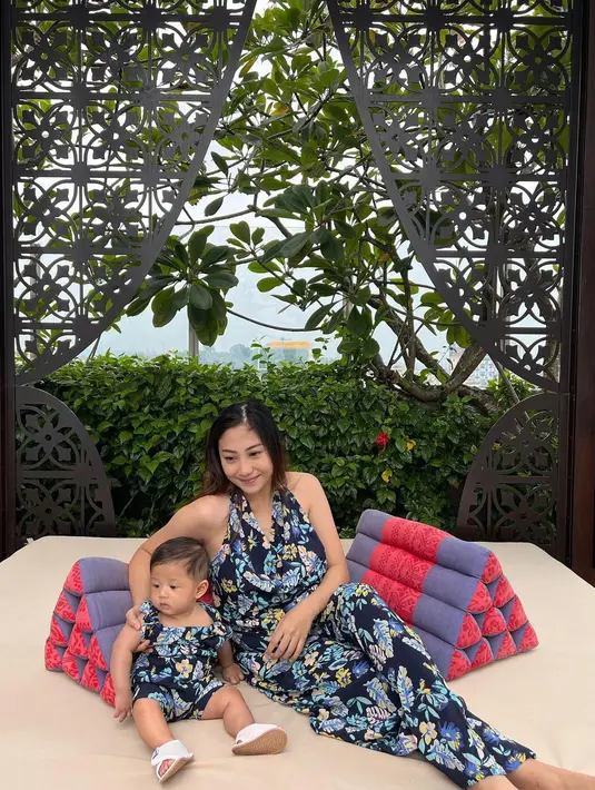 Winona yang sudah jadi punya anak juga terlihat masih sangat muda, meski aura seorang ibu juga terpancar.[Instagram @nonawilly16]