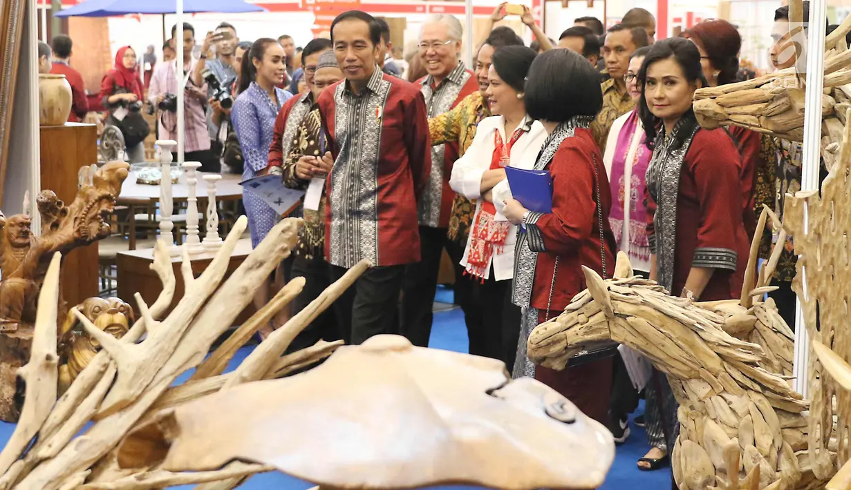 Presiden Joko Widodo bersama ibu negara Iriana meninjau pameran Trade Expo 2017 di ICE BSD, Tangerang Selatan, Rabu (11/10). Pameran Trade Expo Indonesia (TEI) ke-32 tersebut  berlangsung dari 11-15 Oktober 2017. (Liputan6.com/Angga Yuniar)