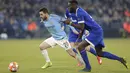 Gelandang Manchester City, Bernardo Silva menggiring bola dari kawalan bek Schalke 04, Salif Sane selama pertandingan babak 16 Liga Champions di Veltins Arena di Gelsenkirchen, Jerman (20/2). City menang tipis atas Schalke 3-2. (AP Photo/Michael Probst)