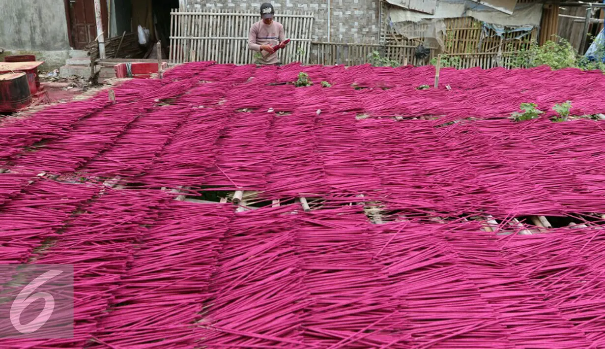 Seorang pekerja menjemur hio di industri rumahan, Di Tangerang, Rabu (4/1). Menjelang perayaan tahun baru China (Imlek) pesanan hio melonjak drastis hingga 300 persen. (Liputan6.com/Angga Yuniar)
