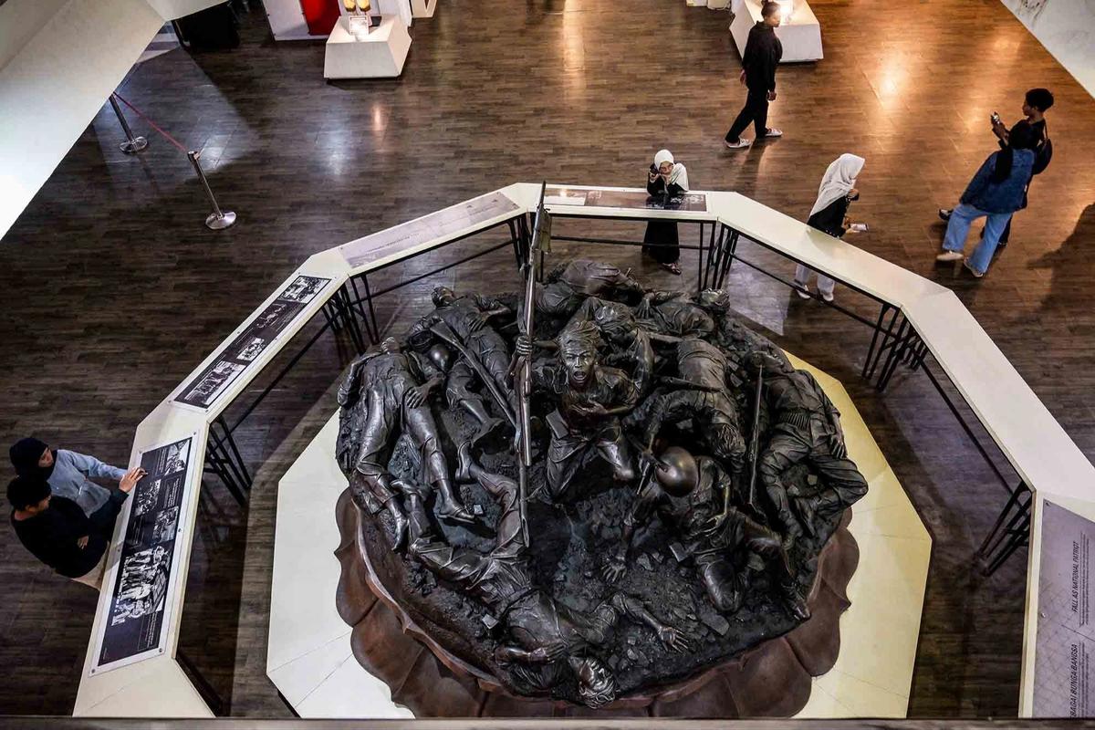 FOTO: Keseruan Pengunjung Menjelajah Malam di Museum 10 November