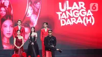 Artis pemeran film series Ular Tangga Dara(H) berpose usai konferensi pers Vidio Original Series 2024 bertemakan Rumah Cerita bertabur bintang di Jakarta, Kamis (29/2/2024). (Liputan6.com/Angga Yuniar)