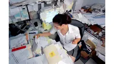 Meja kerja berantakan bisa jadi pertanda bahwa pemiliknya adalah individu yang kreatif. Tapi mungkin Anda belum tahu bila meja kerja berantakan bisa menyebabkan munculnya rasa malas. 