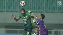 Pemain depan PS TNI, Elio Bruno Teixeira berebut bola dengan kiper Bali United, Wawan Hendrawan dilanjutan Liga 1 Indonesia di Stadion Pakansari, Kab Bogor, Senin (10/7). Bali United unggul 4-3. (Liputan6.com/Helmi Fithriansyah)