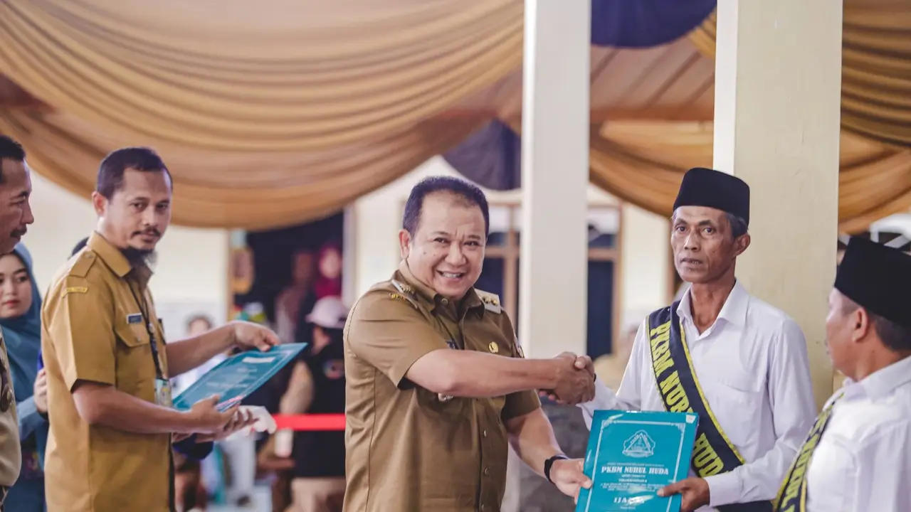 Bupati Jember Hendy Siswanto menyerahkan ijazah para ketua RT di Jember yang lulus menempuh pendidikan kejar paket A dan B (Istimewa)