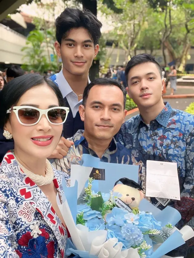 Potret Wisuda Marciano Nicholas Anak Diah Permatasari, Penuh dengan Tangisan Haru