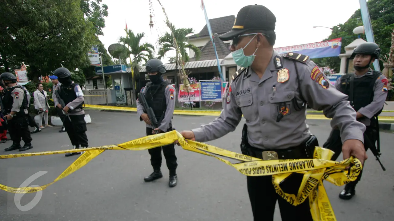 20160705-Lokasi Bom Bunuh Diri di Polresta Surakarta Dipasang Garis Polisi-Solo
