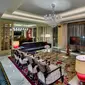 Ruang tamu di kamar tipe presidential suite Hotel Indonesia Kempinski Jakarta. (dok. Hotel Indonesia Kempinski/Dinny Mutiah)