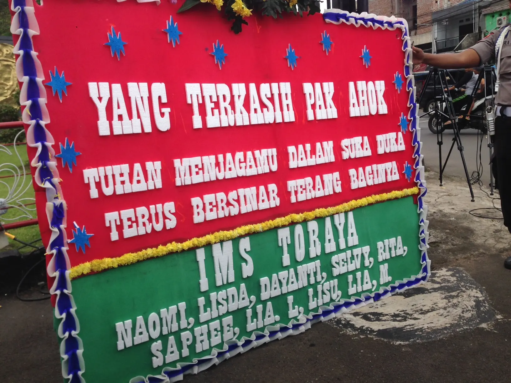  Mako Brimob Kepala II Depok mulai kebanjiran karangan bunga menyusul di pindahkannya Basuki Tjahaja Purnama alias Ahok dari Rumah Tahanan (Rutan) Cipinang ke rutan tersebut. (Liputan6.com/Ady Anugrahadi)