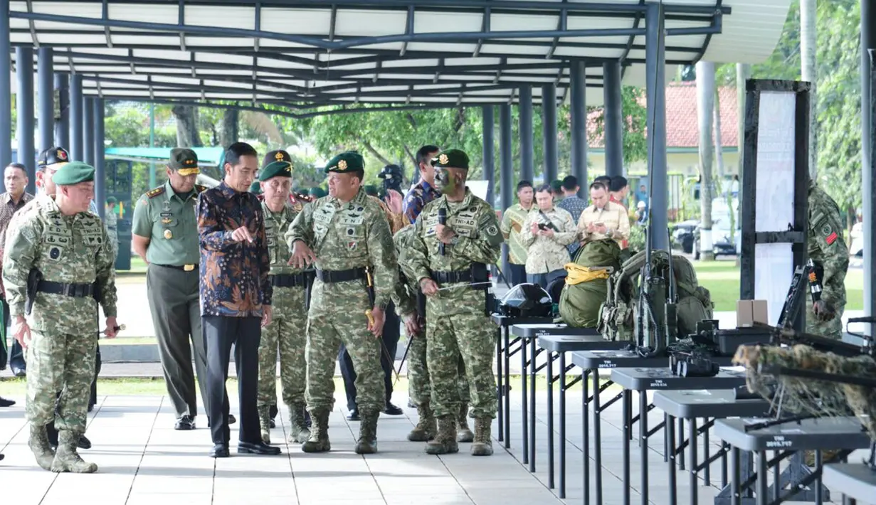 Presiden Joko Widodo berbincang dengan Panglima TNI, Gatot Nurmantyo saat mengunjungi Markas Divisi Infanteri 1 Kostrad, Jawa Barat, Rabu (16/11). Kunjungan ini adalah bagian dari rangkaian yang sudah dilakukan Presiden pada pekan lalu. (DOK. PENKOSTRAD)