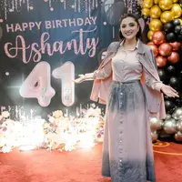 Memasuki usia 41 tahun, Ashanty gelar pesta ulang tahun sederhana bersama keluarga dan kerabat terdekat [@ashanty_ash]