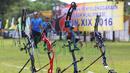 Para Atlet Panahan saat beraksi pada Kualifikasi PON XIX-2016 Jawa Barat di Lapangan Panahan Senayan, Jakarta, Selasa (24/11/2015). (Bola.com/Nicklas Hanoatubun)