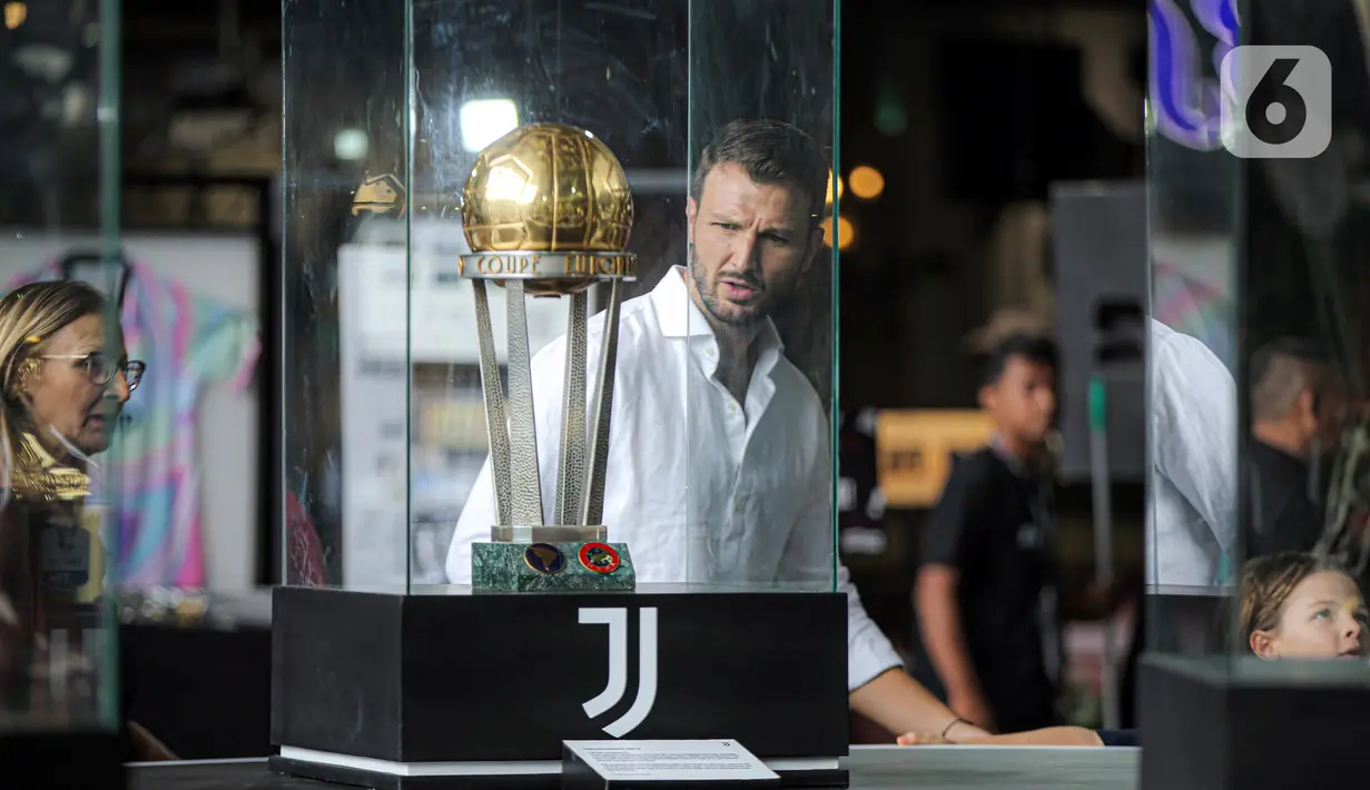 Pengunjung melihat trofi kemenangan Juventus yang dipamerkan pada Juventus Village di Lippo Mall Kemang, Jakarta, Jumat (27/1/2023). Juventus Village berlangsung pada 27-29 Januari 2023 meliputi pameran trofi pertama di Asia Tenggara sepanjang sejarah klub, koleksi sejarah Juventus, pameran tempat-tempat bersejarah di stadion dan pameran merchandise klub. (Liputan6.com/Faizal Fanani)