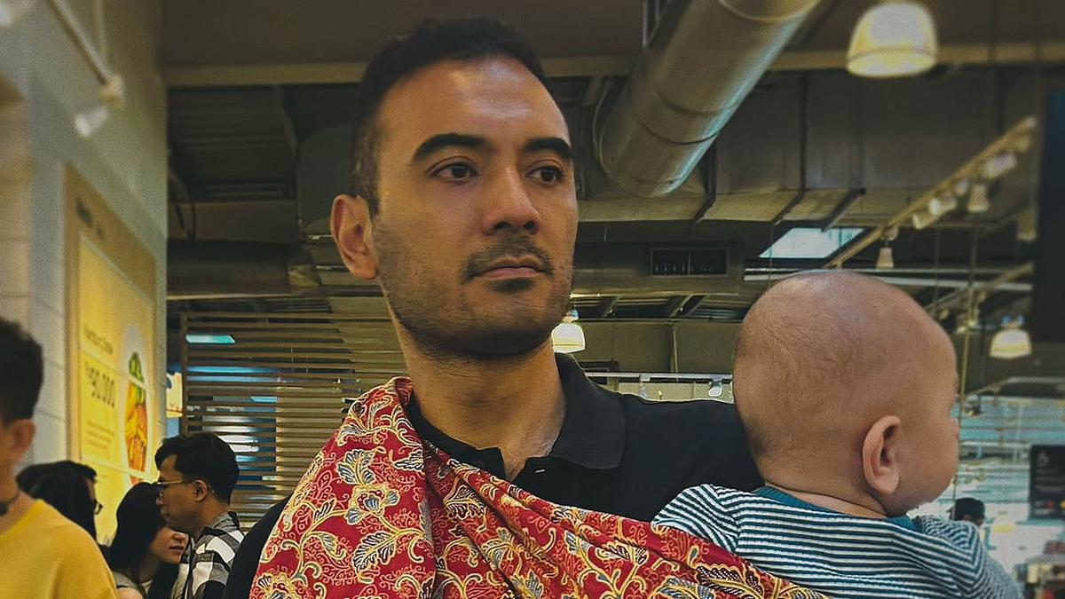 Pesona Hot Daddy Ario Bayu Momong Anak dengan Kain Jarik, Ini Makna Kain yang Dipakai