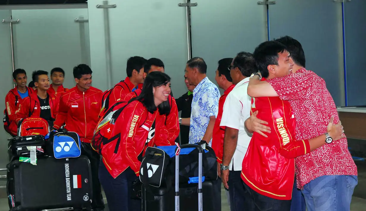 Tim Piala Thomas dan Uber Indonesia tiba di   bandara Internasional Soekarno-Hatta, Tangerang, Selasa   (27/5/14). (Liputan6.com/Miftahul Hayat)