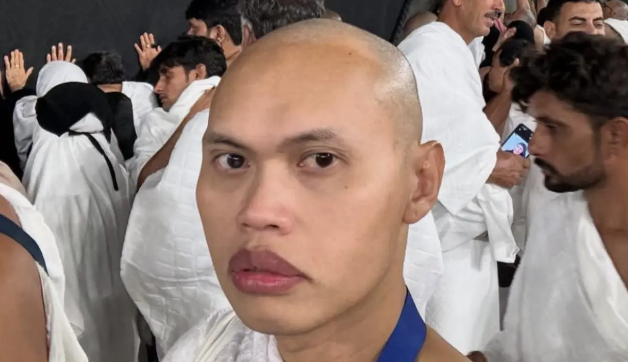 Ia juga tampak menggunduli kepalanya ketika Umrah.