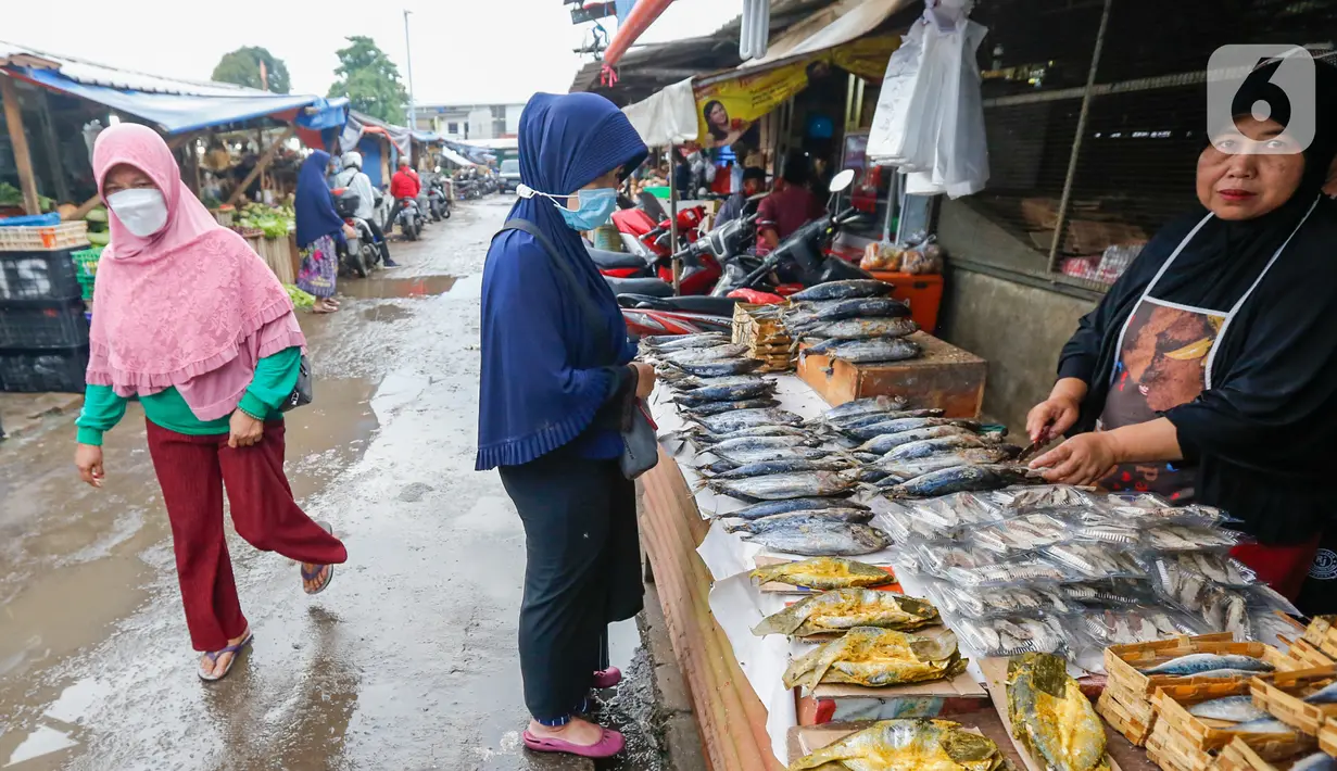 Pedagang melayani warga yang membeli kebutuhan pangan di Pasar Lembang, Tangerang, Banten, Selasa (4/5/2021). Kepala Badan Ketahanan Pangan Kementerian Pertanian memastikan pasokan pangan cukup sepanjang Ramadhan dan Idul Fitri. (Liputan6.com/Angga Yuniar)