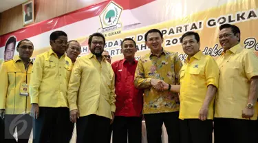 Ketua Umum Partai Golkar Setya Novanto (kedua kanan) berjabat tangan dengan Gubernur DKI Jakarta Basuki Tjahaja Purnama disaksikan jajaran pengurus Golkar di Jakarta, (19/6).Golkar mengadakan musyawarah daerah (Musda). (Liputan6.com/Faizal Fanani)