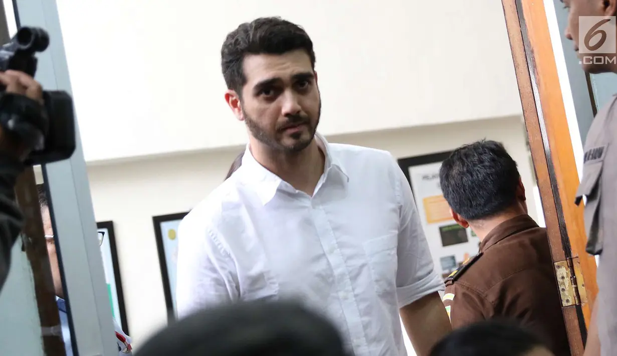 Aktor Fachri Albar bersiap menjalani sidang vonis di PN Jakarta Selatan, Selasa (10/7). Dalam sidang tersebut Majelis Hakim memvonis Fachri untuk rehabilitasi sosial selama tujuh bulan di RS Ketergantungan Obat Jakarta. (Liputan6.com/Immanuel Antonius)