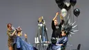 Seorang penata rambut saat mengikuti kompetisi styling rambut di International "Crystal Angel" Festival of Hairdressing ke-15 di Kiev (22/4). Kompetisi tahunan ini meliputi lomba tata rias wajah dan rambut, mode dan desain. (AFP/Sergei Supinsky)