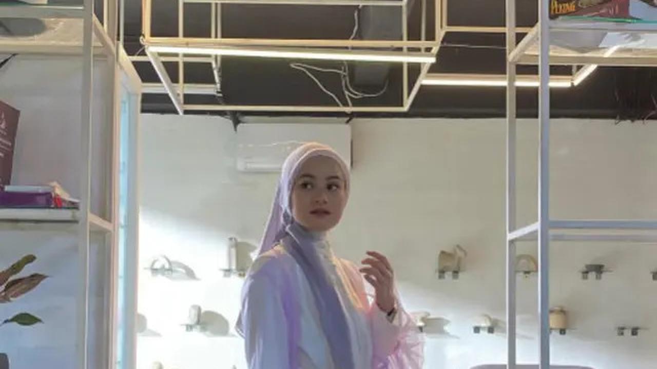 7 Model Gamis Brokat Warna Pastel Dinda Hauw, Anggun dan Kekinian