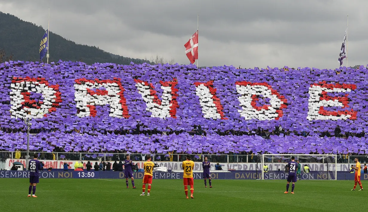 Penonton membentuk tulisan Davide saat pertandingan Fiorentina vs Benevento di stadion Artemio Franchi di Florence (11/3). Pada menit ke-13 pertandingan sempat terhenti untuk mengenang Davide Astori. (AFP Photo/Claudio Giovannini)