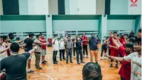 Menteri Pemuda dan Olahraga, Zainudin Amali memberikan semangat kepada Timnas Bola Basket 5x5 Putra di GBK Arena, Senin (25/4/2022) (Sumber: PERBASI).&nbsp;