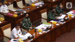 Wamenhan RI M. Herindra (kiri) bersama KSAD Jenderal TNI Andika Perkasa (kedua kiri) saat rapat dengar pendapat (RDP) dengan Komisi I DPR RI di Kompleks Parlemen, Jakarta, Senin (31/5/2021). RDP membahas Perkembangan MEF Tahap III Tahun 2020-2024. (Liputan6.com/Angga Yuniar)