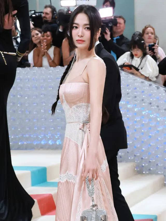 Tak Kalah Menawan, Song Hye Kyo Bersanding dengan Kate Moss dan Muse Fendi Lainnya di Met Gala 2023