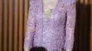 Nikita Willy juga mengenakan kebaya brokat ungu dipadukan bros keemasan serta bawahan kain batik coklat. [@askyfebrianti]