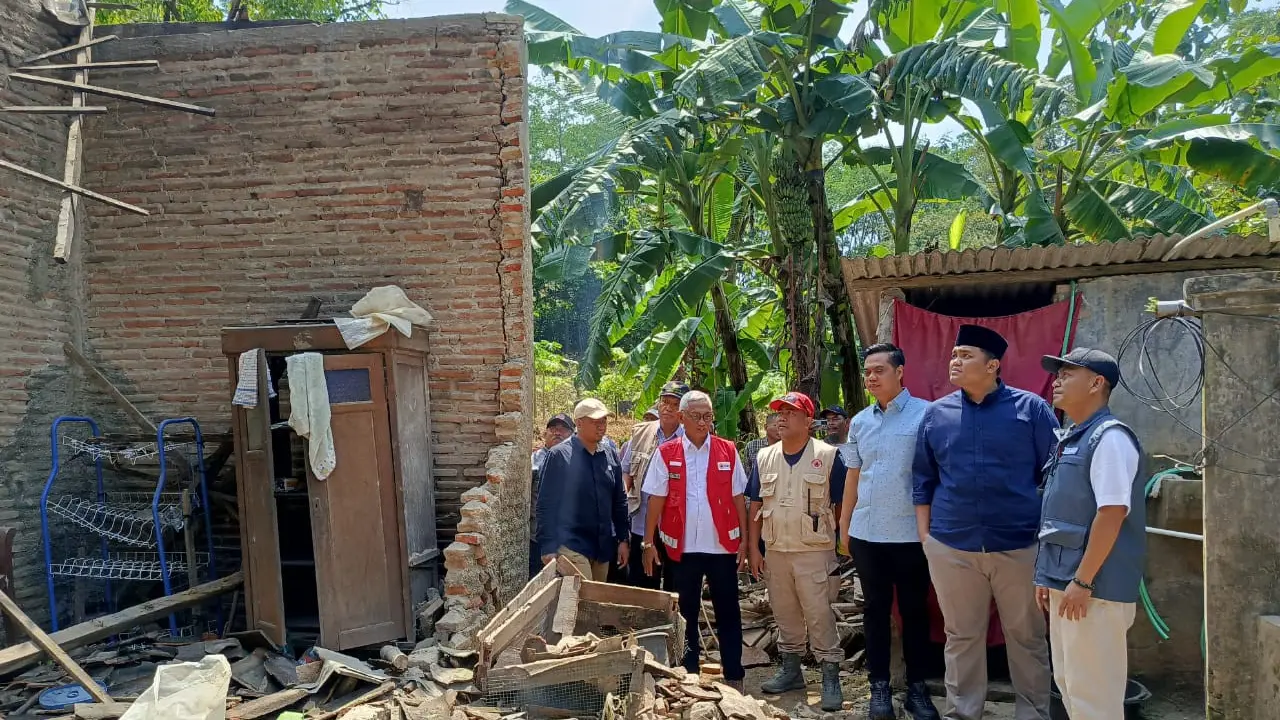 Bupati Jepara Witiarso Utomo bersama Wabup Hajar serahkan bantuan ke Mbah Darwati. (Liputan6.com/Arief Pramono)
