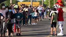 Anak-anak mengantre untuk vaksin covid-19 CoronaVac di San Lorenzo, Paraguay, Senin (31/1/2022). Paraguay mulai memvaksinasi anak-anak berusia 5 hingga 11 tahun pada hari Senin, karena peningkatan tajam infeksi covid-19 yang didorong oleh varian omicron. (NORBERTO DUARTE / AFP)