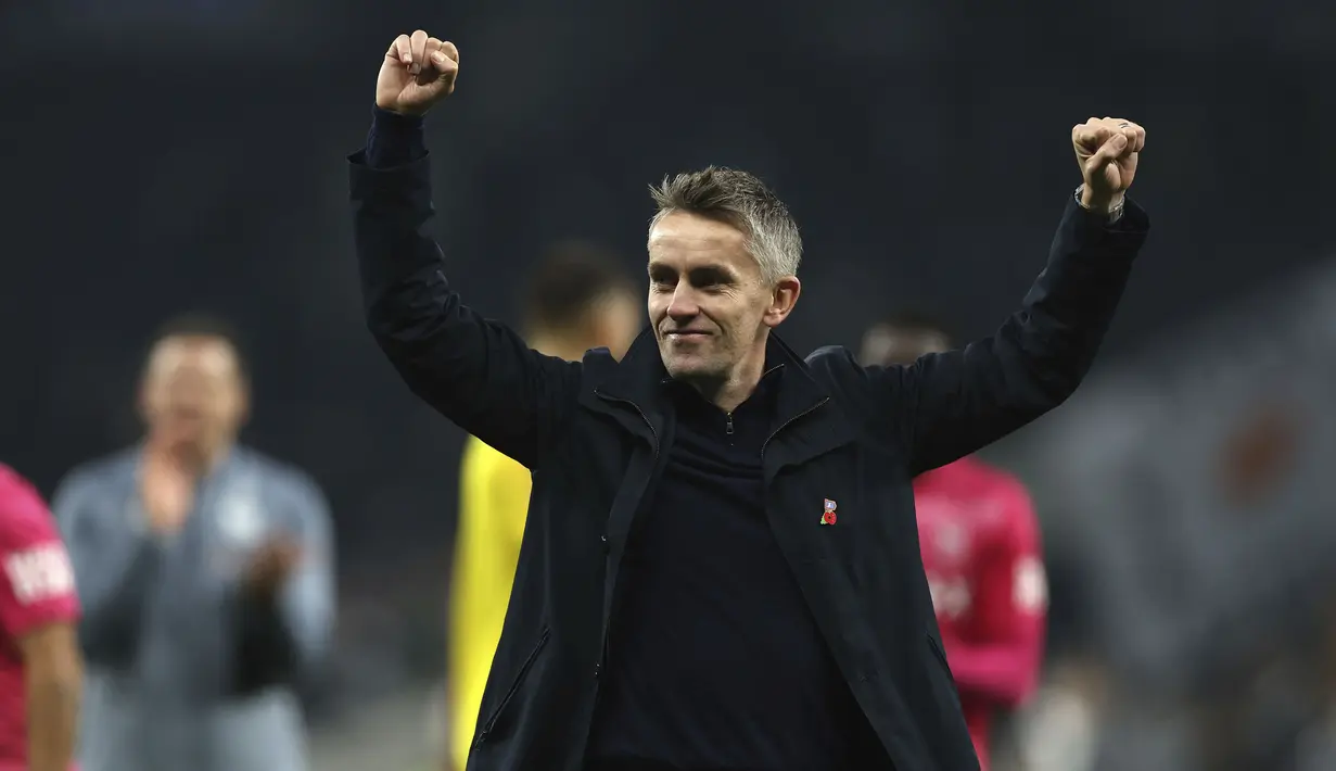 Pelatih Ipswich Town, Sammie Szmodics Kieran McKenna merayakan kemenangan atas Tottenham Hotspur pada laga lanjutan Liga Inggris 2024/2025 di Tottenham Hotspur Stadium, London, Senin (11/11/2024) WIB. (AP Photo/Steven Paston)