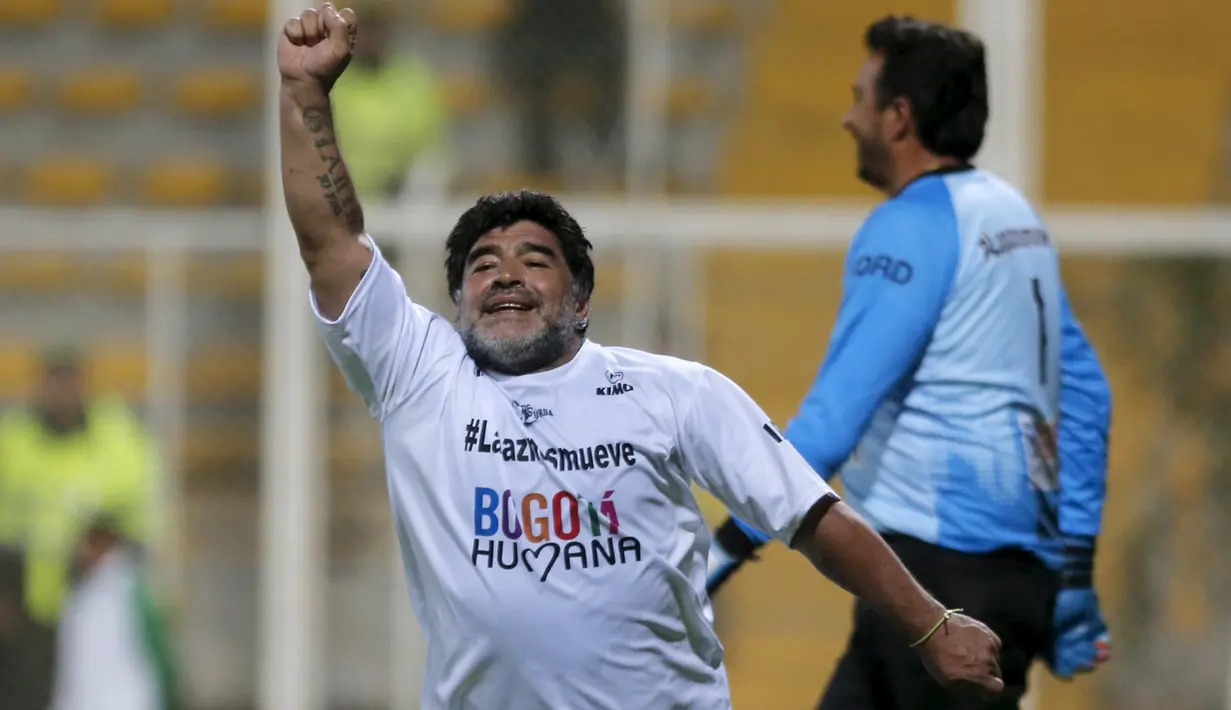 Mantan pemain Argentina, Diego Armando Maradona merayakan selebrasi usai mencetak gol pada laga amal untuk Perdamaian di Techo stadion, Bogota, Kolumbia (10/42015). (REUTERS/John Vizcaino)