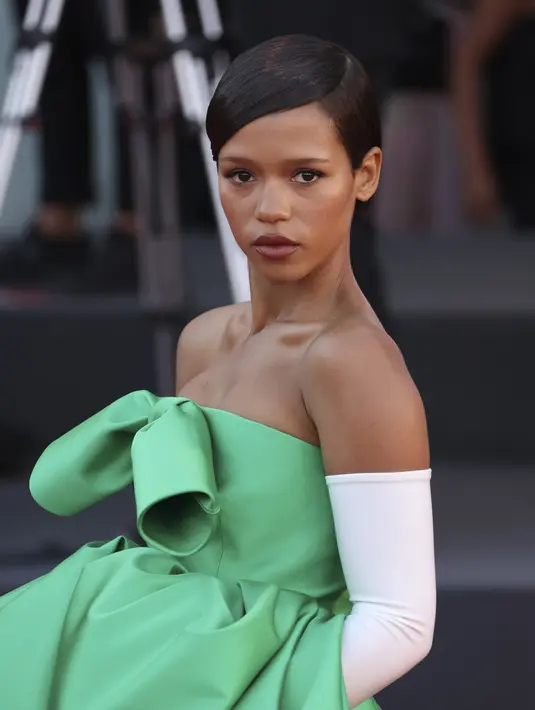 Taylor Russell berpose untuk fotografer setibanya di pemutaran perdana film 'Bones and All' selama Venice Film Festival ke-79 di Venesia, Italia (2/9/2022). Gaun yang dikenakan Taylor berasal dari koleksi Couture Musim Gugur 2022. (Photo by Joel C Ryan/Invision/AP)