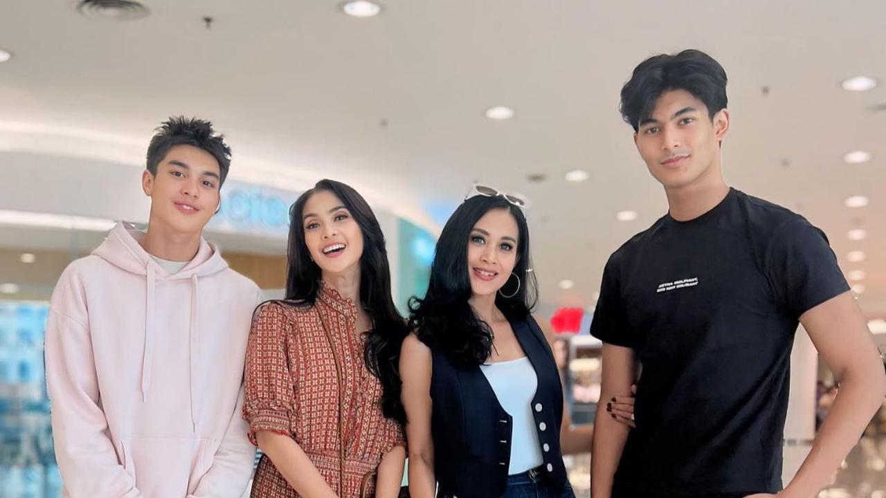 Ada juga yang salfok dengan penampilan Diah Permatasari dan Maudy Koesnaedi. Keduanya disebut memiliki paras yang awet muda.<br>