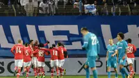 Para pemain Benfica, merayakan kemenangan atas tuan rumah FC Zenit pada leg kedua 16 besar Liga Champions di Stadion Petrovsky, St. Petersburg, Kamis (10/3/2016) dini hari WIB.  (AFP/Kirill Kudryavtsev)