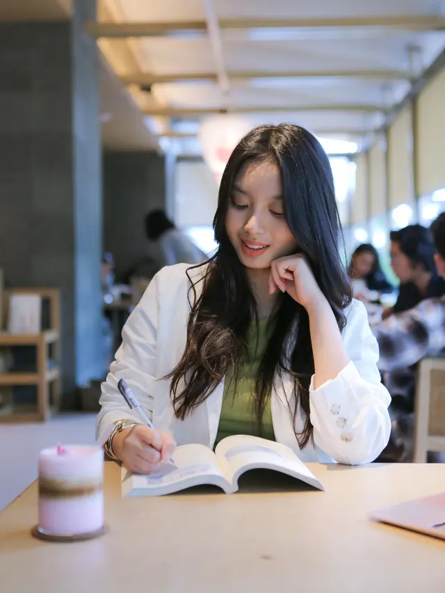 wanita februari soal karier