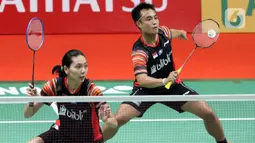 Ganda campuran Indonesia, Hafiz Faizal/Gloria Emanuelle Widjaja mengembalikan kok ke arah Zheng Si Wei/Huang Ya Qiong (China) saat laga babak pertama Indonesia Master 2020 di Istora GBK, Jakarta, Selasa (14/1/2020). Hafiz/Gloria kalah dua set langsung 14-21, 13-21. (Liputan6.com/Helmi Fithriansyah)