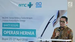 Ketua Panitia Bakti Sosial Operasi Hernia dr Rizki Ramadhana memberi sambutan di RS EMC Sentul City, Jawa Barat, Sabtu (21/4). Operasi hernia dilakukan kepada 60 pasien kurang mampu. (Liputan6.com/Herman Zakharia)