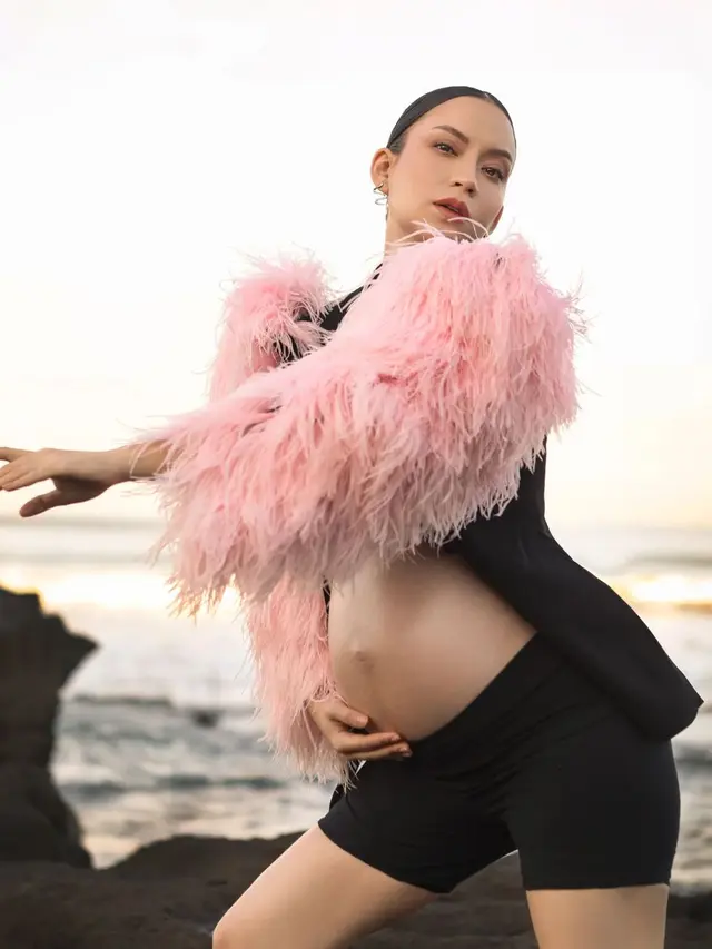 [Fimela] Karina Nadila Maternity Shoot