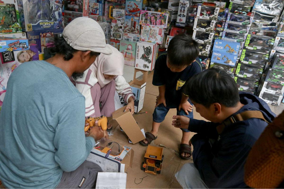 Pasar Gembrong Jakarta Ramai Pembeli Mainan Saat Libur Lebaran