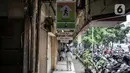 Pemberitahuan kewajiban penggunaan masker terpasang di Pasar Kebayoran Lama, Jakarta Selatan, Senin (22/6/2020). Pasar Kebayoran Lama menerapkan protokol kesehatan bagi pengunjung dan pedagang untuk mengantisipasi penularan COVID-19. (Liputan6.com/Faizal Fanani)