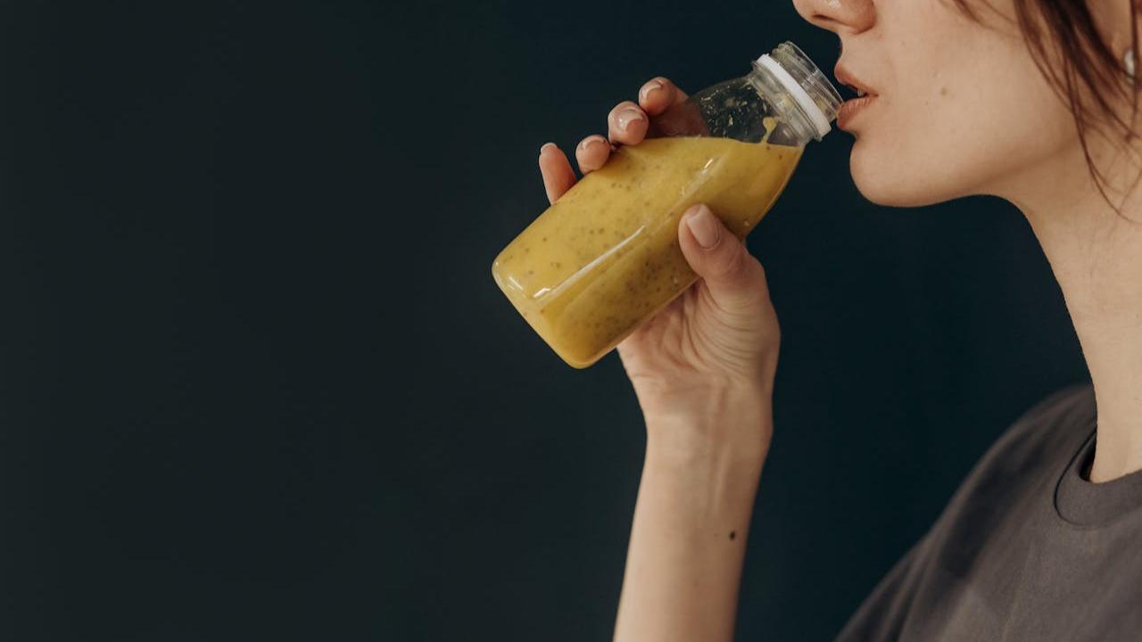 Ilustrasi Minum Jus Buah