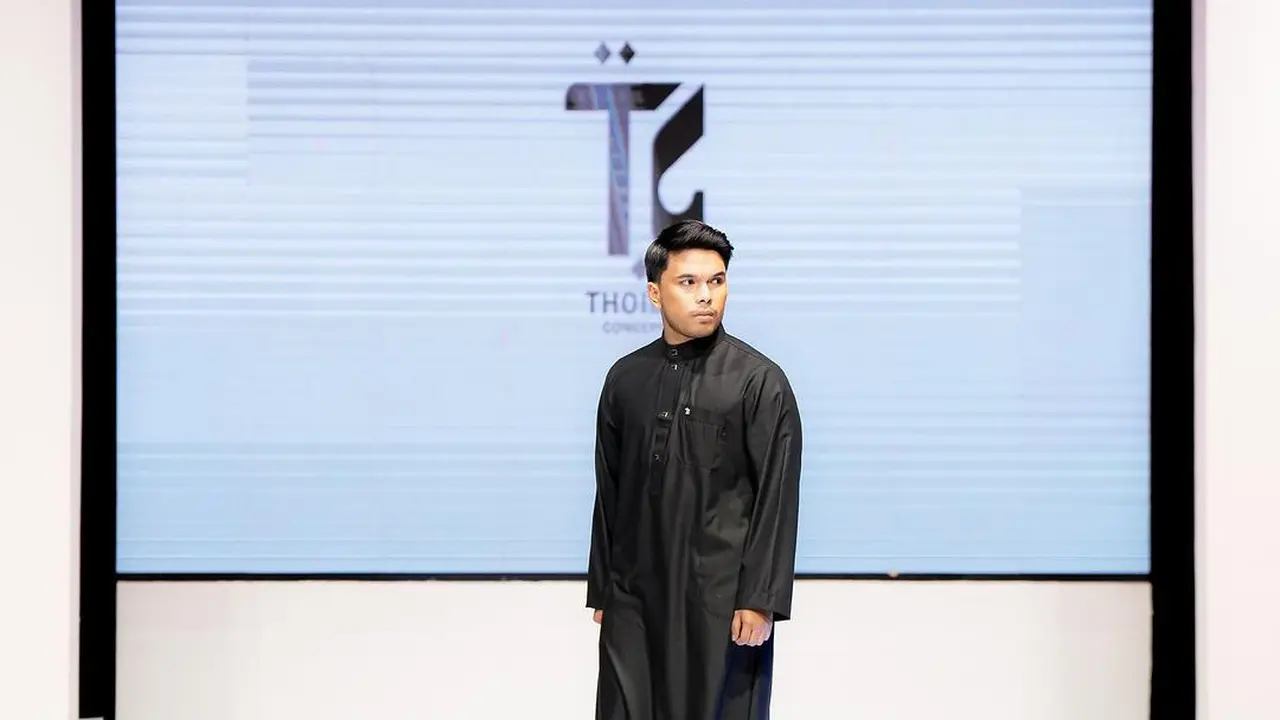 Potret Thariq Halilintar melenggang di catwalk mengenakan busana muslim (Sumber: Instagram/@thariqhalilintar)