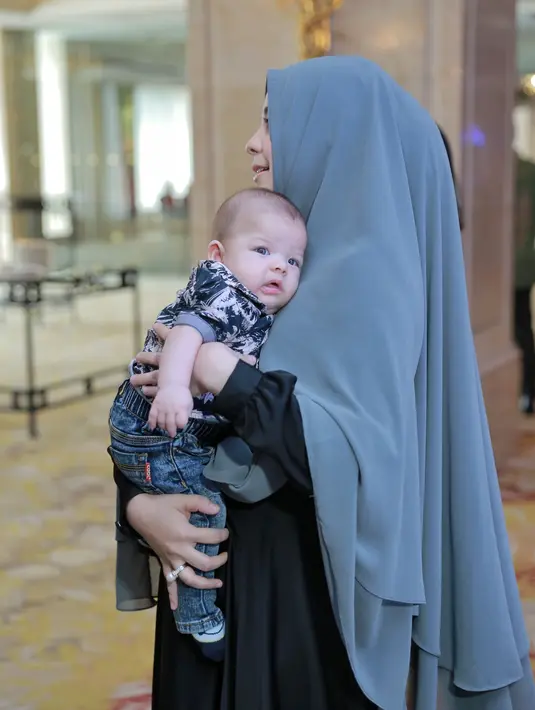 Dalam pertemuan itu, Risty mengaku bahwa albumnya telah rampung dari tahun lalu jelang Ramadan. Tapi sehubungan dengan kasus cerainya berlarut-larut, peluncurannya jadi molor. (Adrian Putra/Bintang.com)