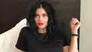 Kylie Jenner memang selalu terlihat stylist kapanpun, di manapun, bahkan saat posting snapchat dan juga Insta Story. (instagram/kyliejenner)