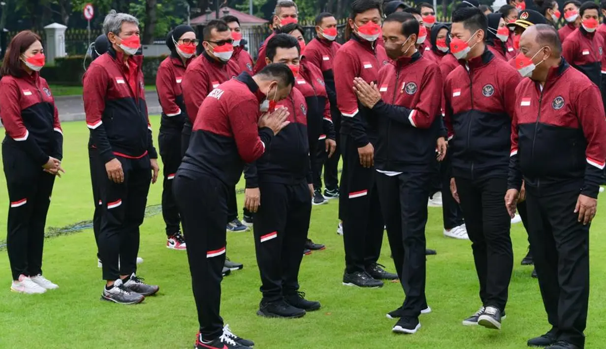 <p>Presiden Joko Widodo atau Jokowi (ketiga kanan) didampingi Ketua Komite Olimpiade Indonesia (KOI) Raja Sapta Oktohari (kedua kanan) menyapa para atlet saat pelepasan kontingen Indonesia untuk SEA Games 2021 di halaman Istana Merdeka, Jakarta, Senin (9/5/2022). Sebanyak 499 atlet dari 32 cabang olahraga diberangkatkan untuk bertanding pada SEA Games 2021 di Vietnam. (Dok. Kris - Biro Pers Sekretariat Presiden)</p>